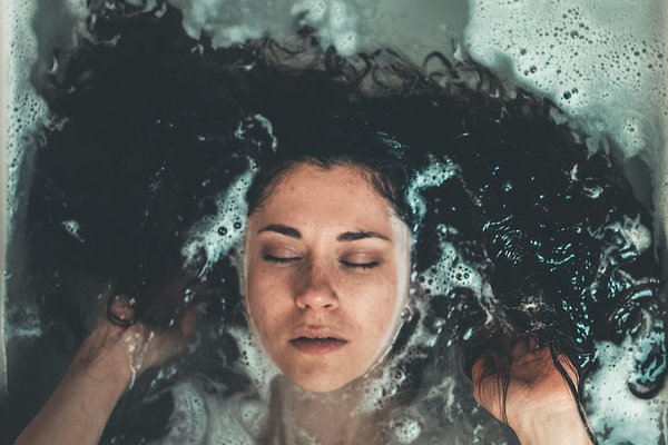 Préservez vos cheveux des ravages de l'eau de mer : astuces incontournables à essayer !